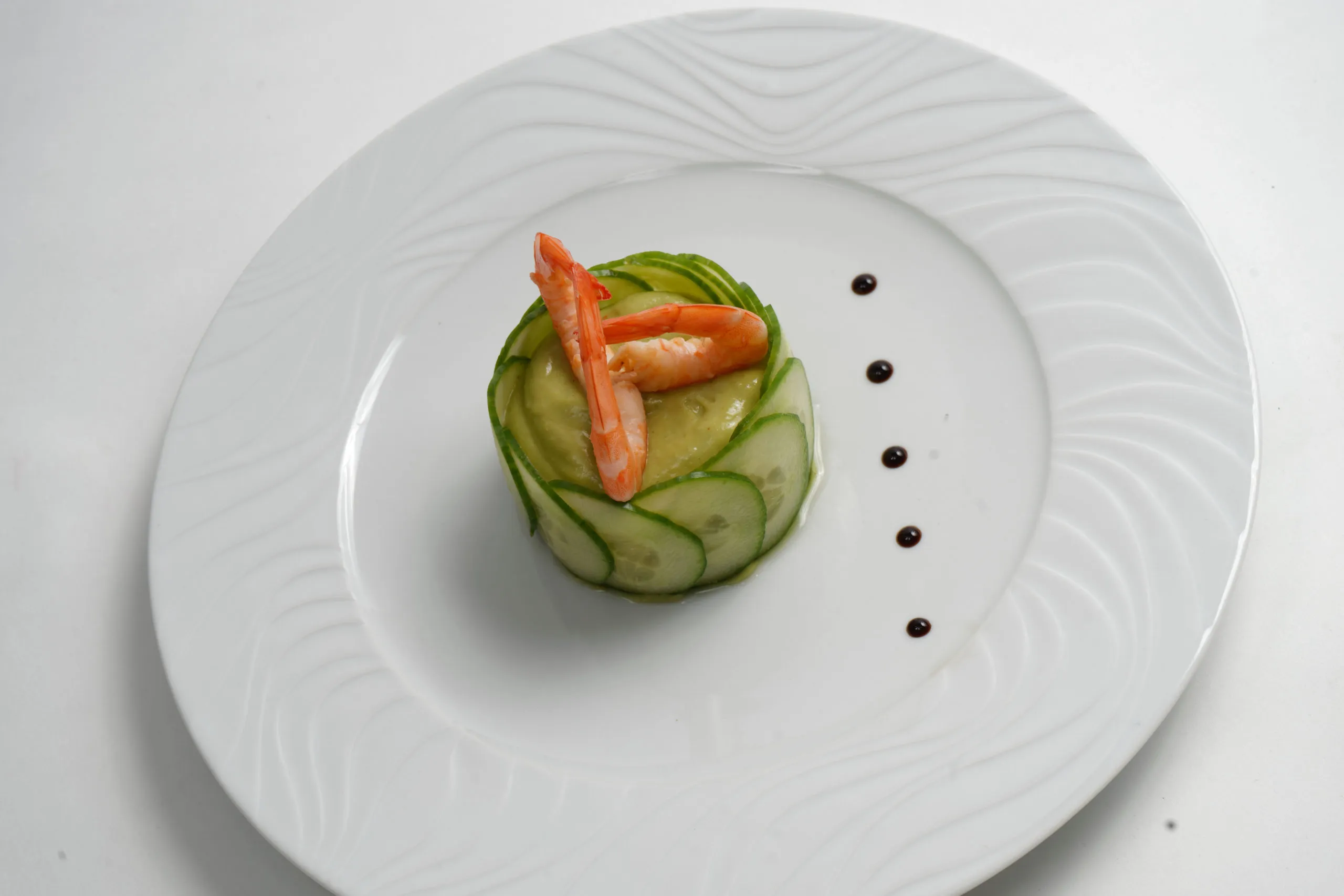 Charlotte d’avocat aux agrumes et crevettes roses – la part - Vins Rouges Harmonieux pour Chaque Occasion Charlotte d’avocat aux agrumes et crevettes roses – la part - Vins Rouges Harmonieux pour Chaque Occasion