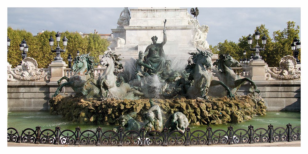 Carte postale La Fontaine des Girondins, Bordeaux - Vins Rouges Harmonieux pour Chaque Occasion Carte postale La Fontaine des Girondins, Bordeaux - Vins Rouges Harmonieux pour Chaque Occasion