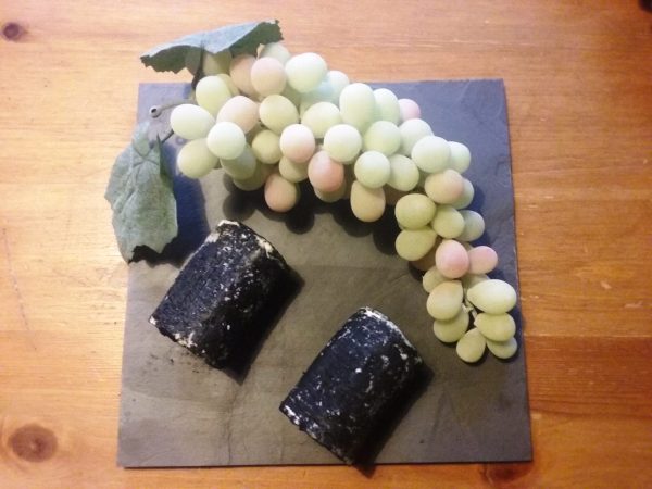 Buche cendrée chèvre frais - Vins Rouges Harmonieux pour Chaque Occasion