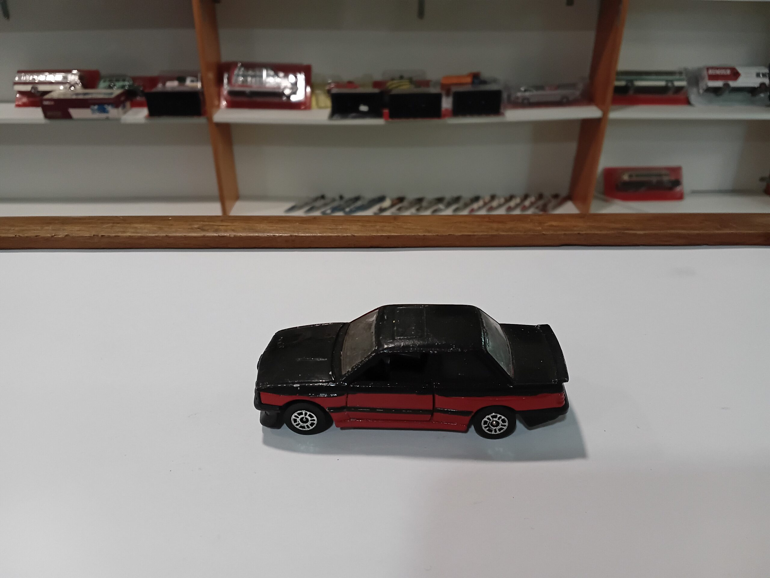 BMW Série 3 E30 Corgi 1/64 - Vins Rouges Harmonieux pour Chaque Occasion BMW Série 3 E30 Corgi 1/64 - Vins Rouges Harmonieux pour Chaque Occasion