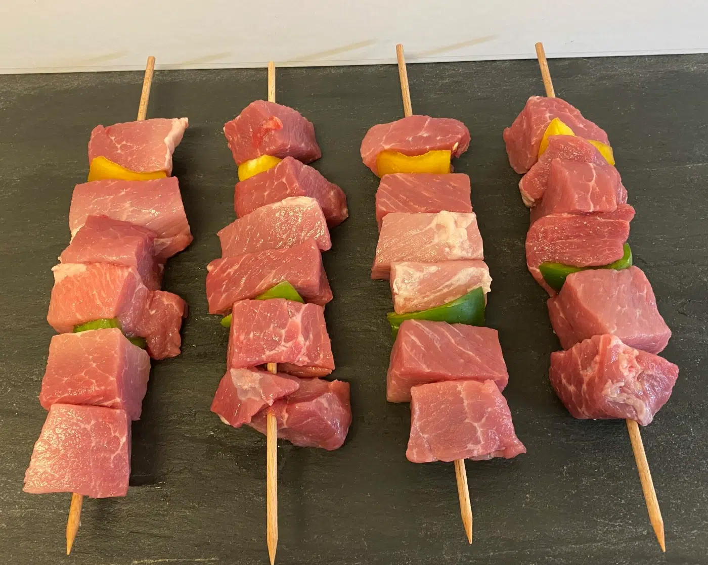 Brochettes de Porc X4 700G - Vins Rouges Harmonieux pour Chaque Occasion Brochettes de Porc X4 700G - Vins Rouges Harmonieux pour Chaque Occasion