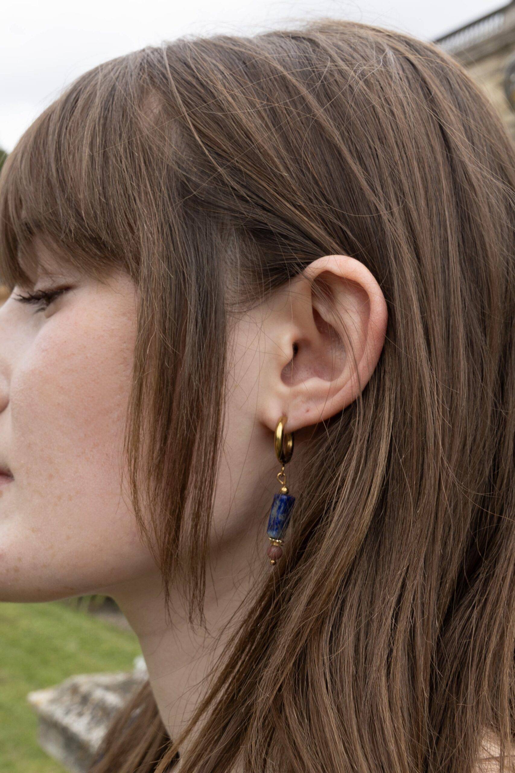 Boucles d'Oreilles Margot Lapis Lazuli et Rhodonite - Vins Rouges Harmonieux pour Chaque Occasion Boucles d'Oreilles Margot Lapis Lazuli et Rhodonite - Vins Rouges Harmonieux pour Chaque Occasion