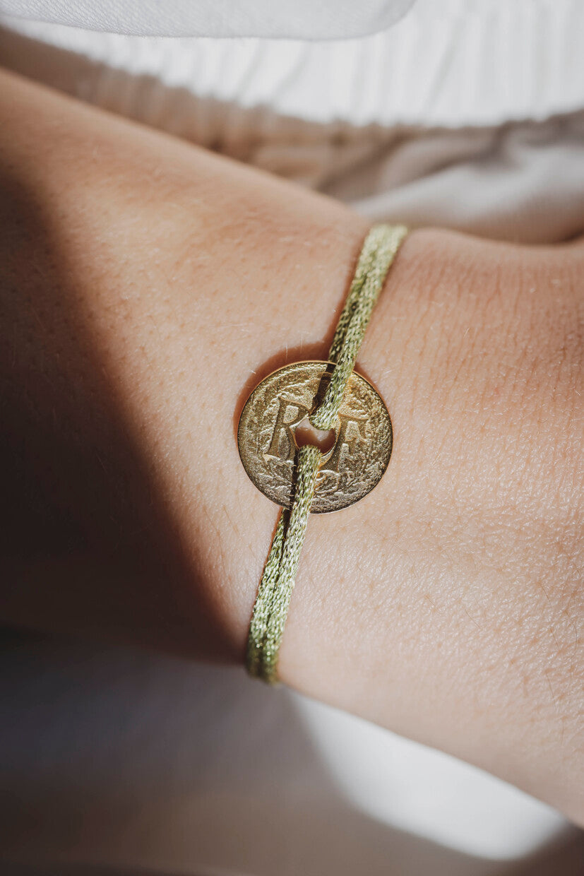 Bracelet – Le Petit Louvre irisé - Vins Rouges Harmonieux pour Chaque Occasion Bracelet – Le Petit Louvre irisé - Vins Rouges Harmonieux pour Chaque Occasion
