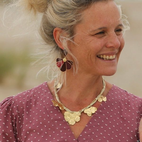 Boucles d’oreilles Camélia – Émaillées Grenat - Vins Rouges Harmonieux pour Chaque Occasion