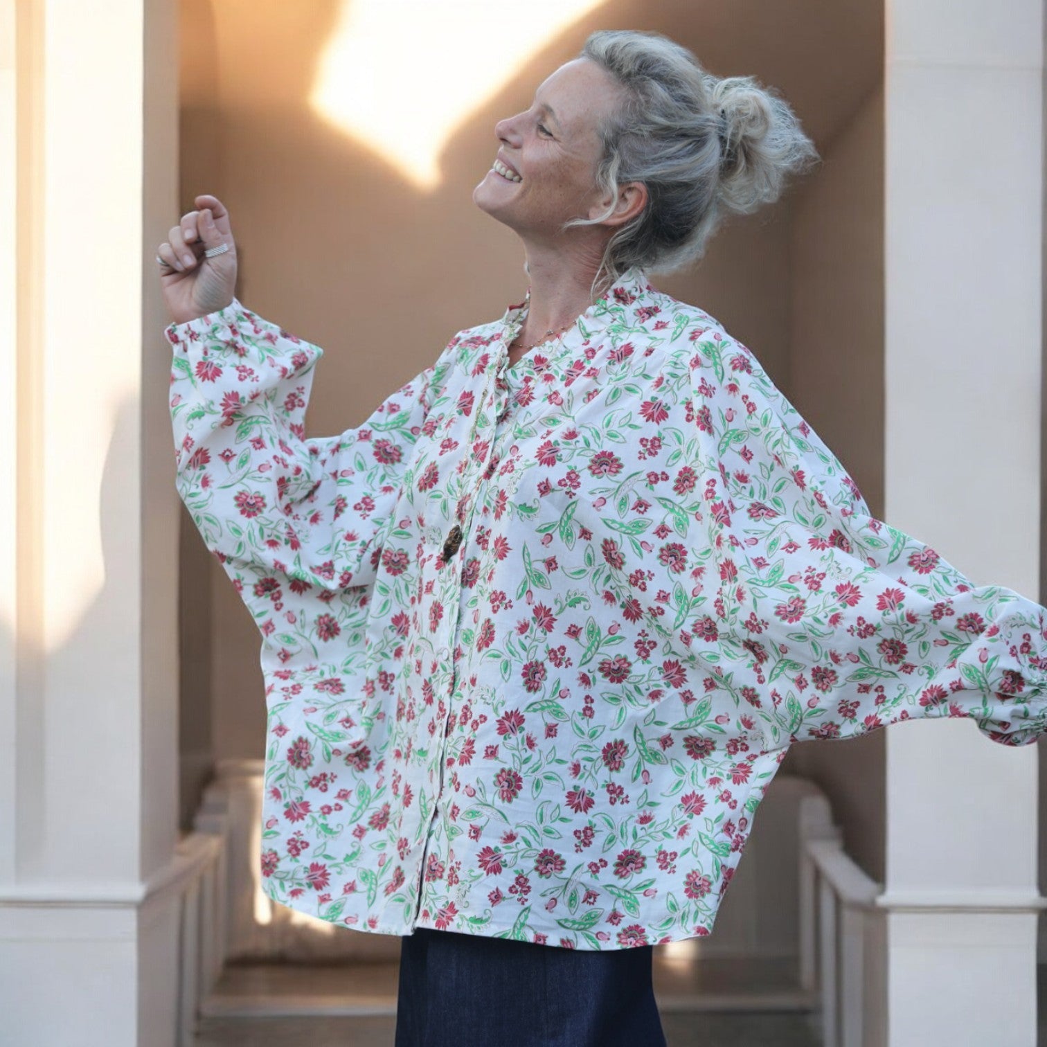 Blouse Miléna – voile de coton Roses “Amnesia” - Vins Rouges Harmonieux pour Chaque Occasion Blouse Miléna – voile de coton Roses “Amnesia” - Vins Rouges Harmonieux pour Chaque Occasion