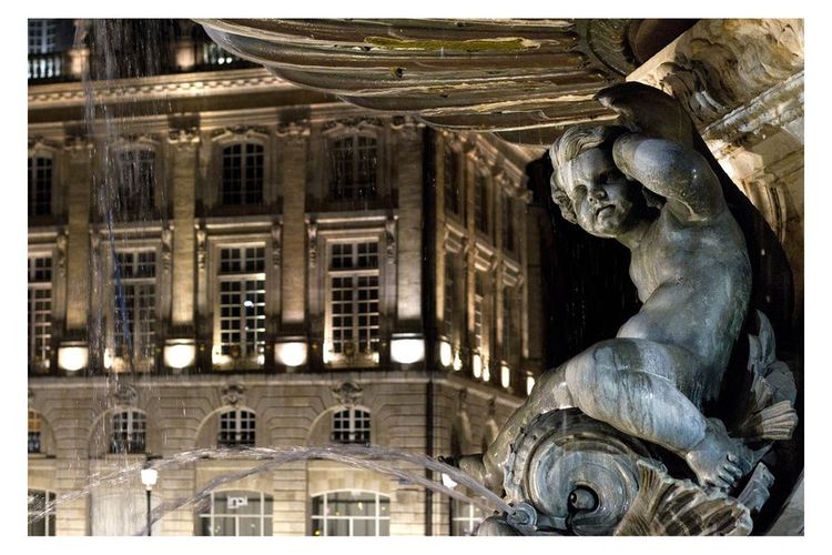 Carte postale – Fontaine de la Bourse à Bordeaux - Vins Rouges Harmonieux pour Chaque Occasion Carte postale – Fontaine de la Bourse à Bordeaux - Vins Rouges Harmonieux pour Chaque Occasion