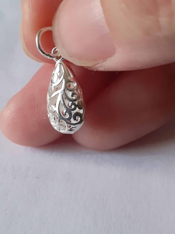 Breloque filigranée en argent sterling forme goute - Vins Rouges Harmonieux pour Chaque Occasion
