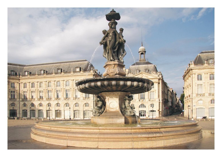 Carte postale – Bordeaux Les Trois Grâces – Place de la Bourse - Vins Rouges Harmonieux pour Chaque Occasion Carte postale – Bordeaux Les Trois Grâces – Place de la Bourse - Vins Rouges Harmonieux pour Chaque Occasion